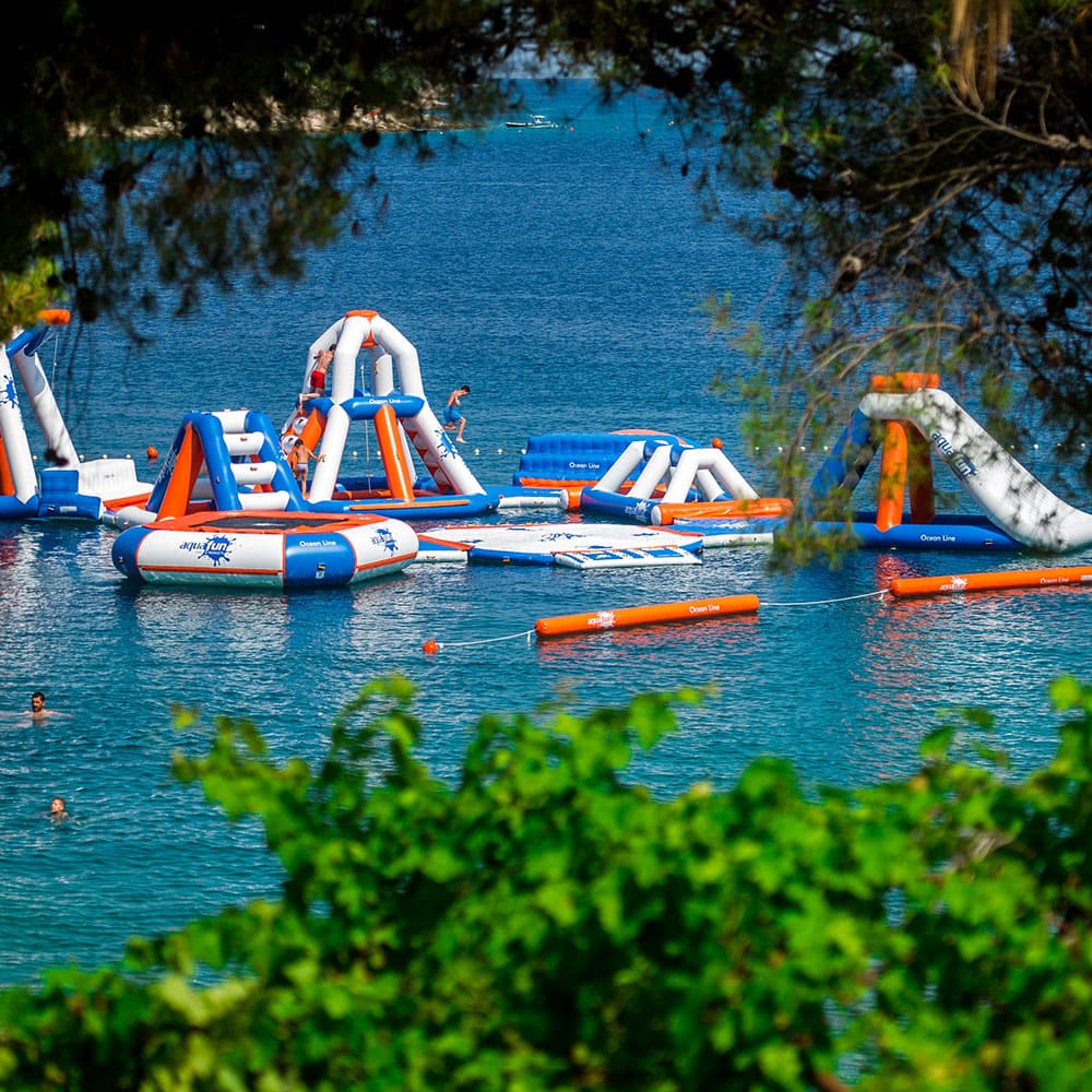 juego acuático sobre el mar