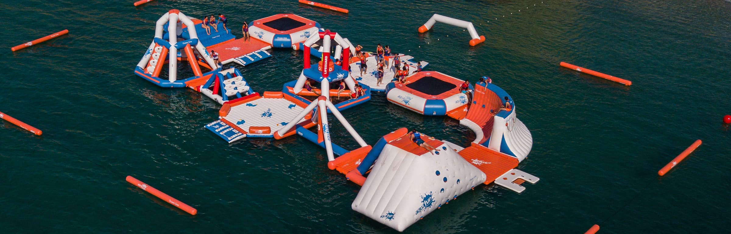 imagen de parque acuatico sobre el mar
