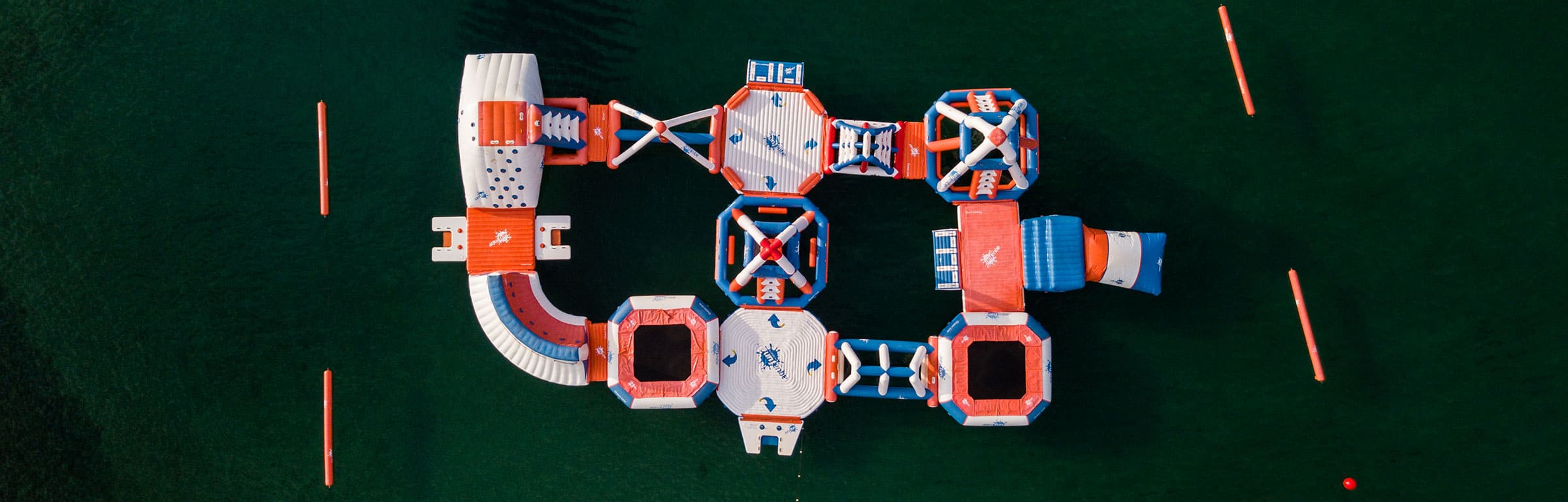 vista aérea de un parque acuatico sobre el mar